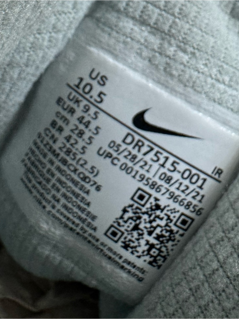 Nike Men's Mint Green and Gold Slip-On Sneaker - Picture 14 of 14